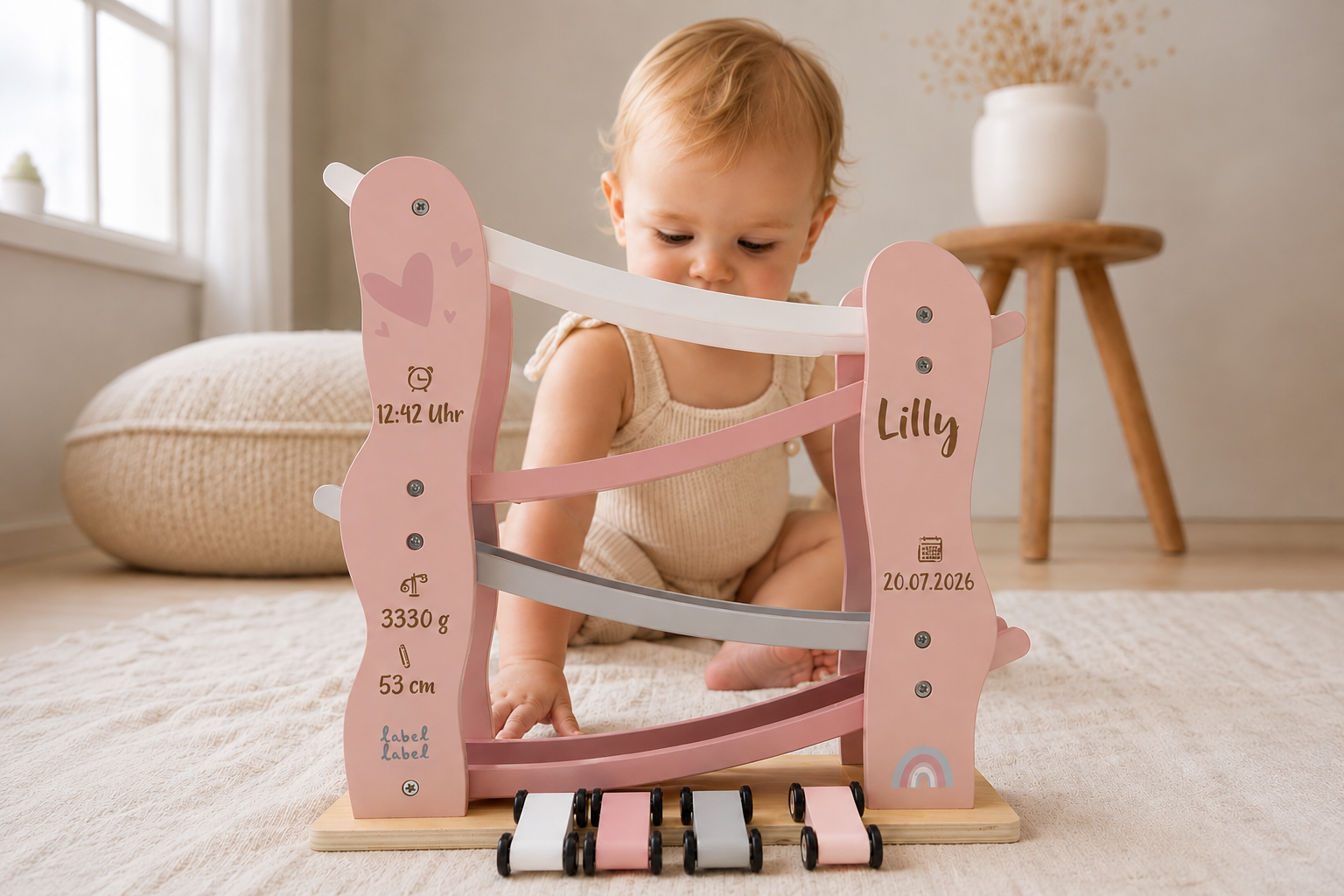 Baby mit personalisiertem Holzspielzeug mit dem Namen Lilly und Geburtsdaten als Motiv zum Schmatzepuffer Vornamen-Report 2026