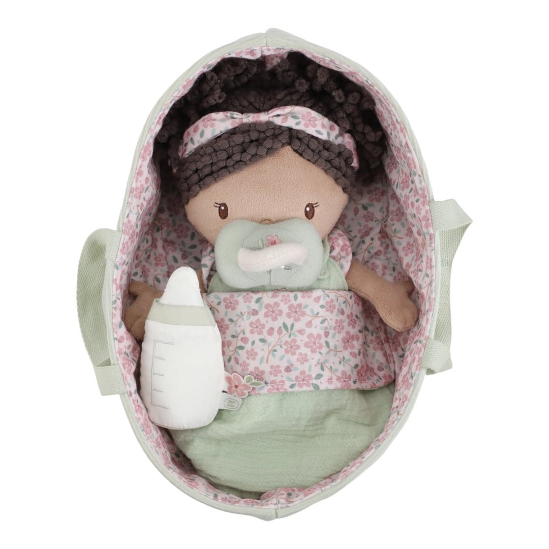 Personalisierte Babypuppe im Körbchen – liebevolles Geschenk zur Geburt
