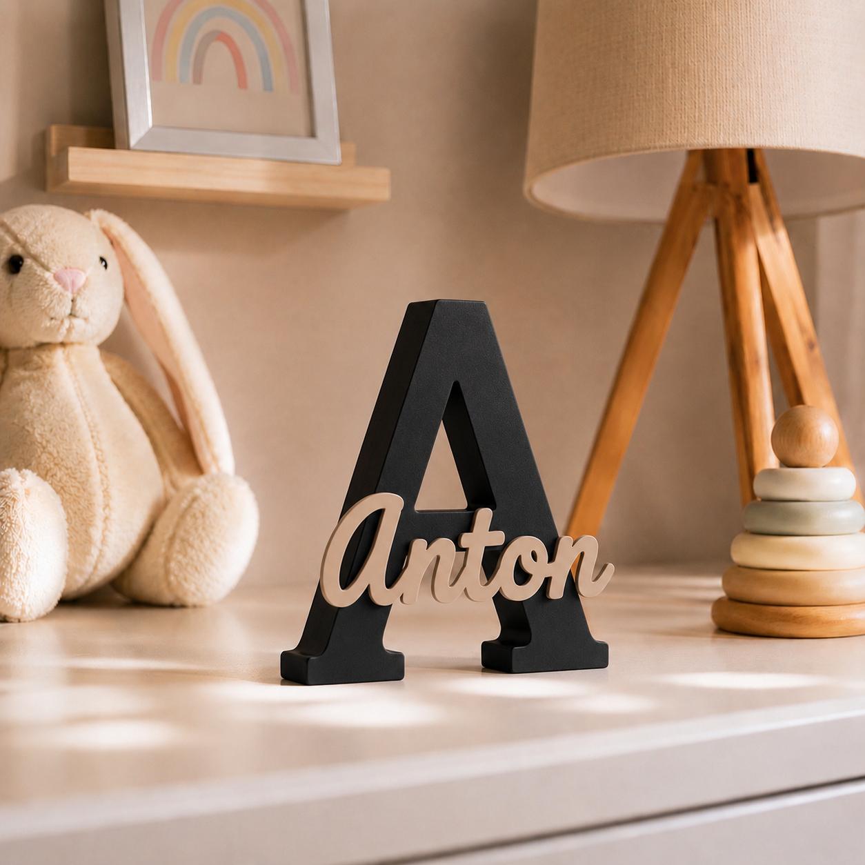 Plaque nominative personnalisée avec grande lettre noire et nom – Décoration de chambre d'enfant dans la couleur de votre choix