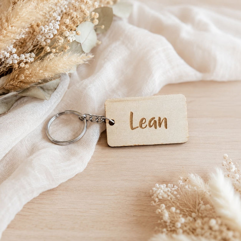 personalisierter-holz-schluesselanhaenger-name-lean-metallkette-trockenblumen