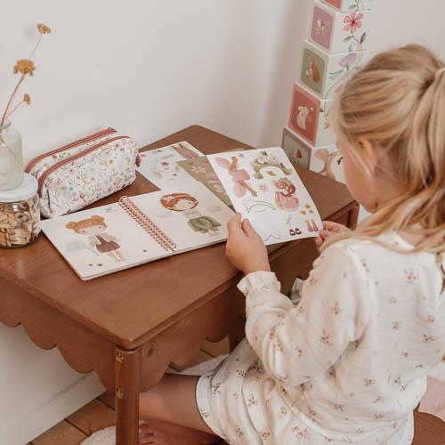 Federmaeppchen mit Fairy Garden Motiv fuer Kindergarten, Schule und kreative Stunden mit ausreichend Platz fuer Stifte und Zubehoer