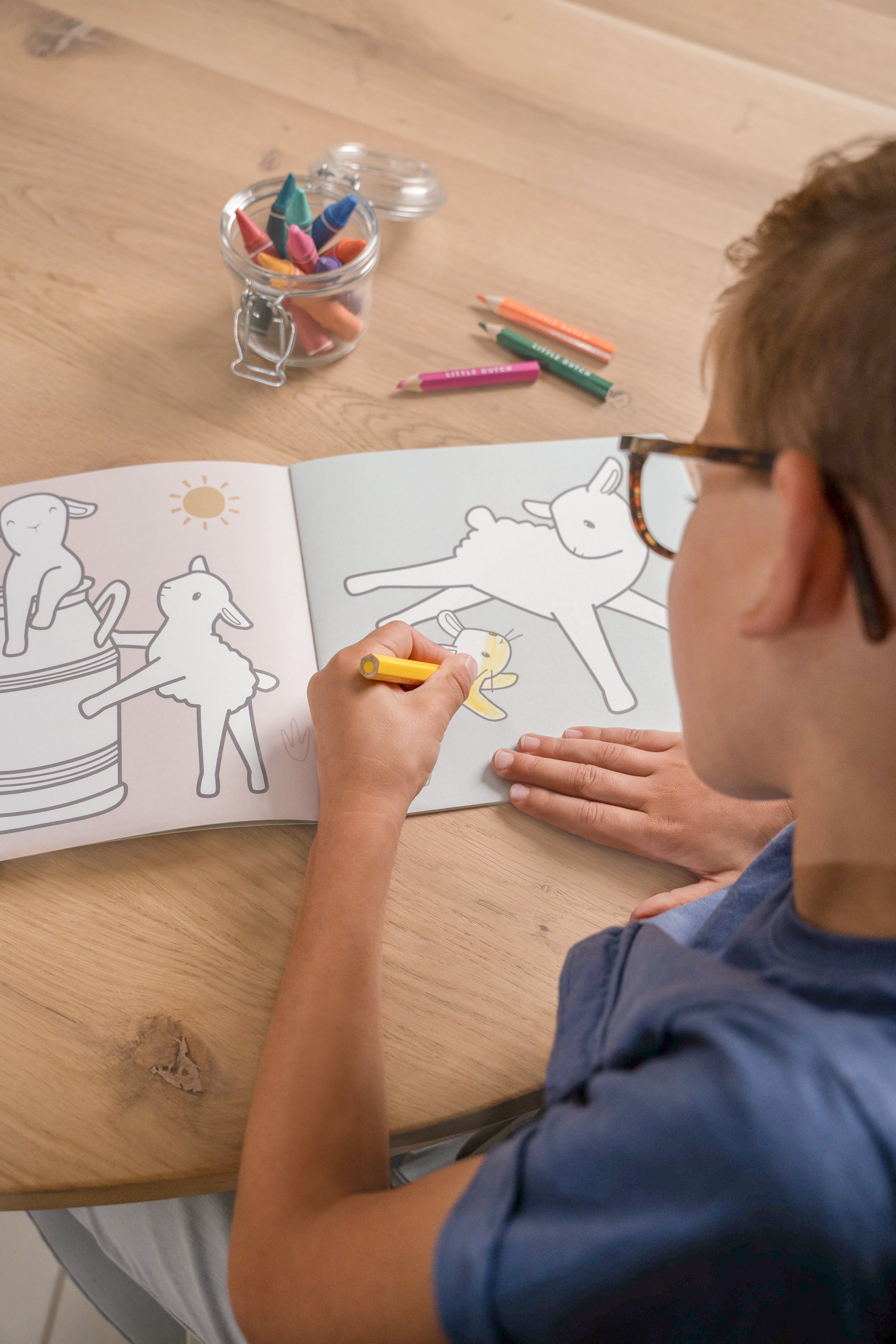 Malbuch fuer Kinder mit liebevollen Bauernhof Motiven zum Ausmalen, Basteln und kreativen Gestalten