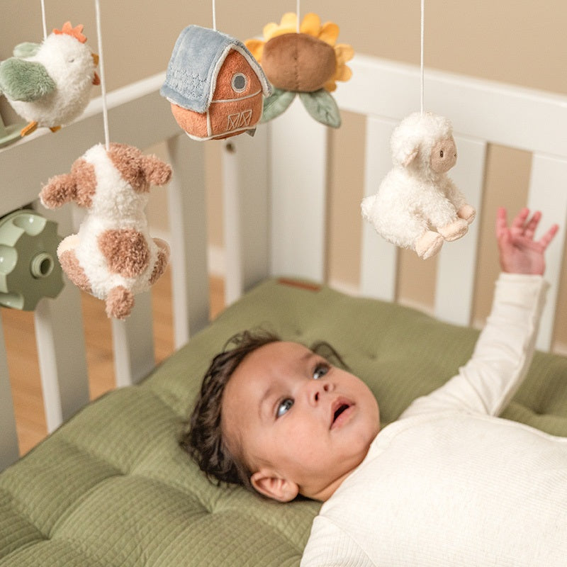 Musikmobile mit Bauernhof-Motiven über dem Babybett – beruhigendes Babyspielzeug für Neugeborene