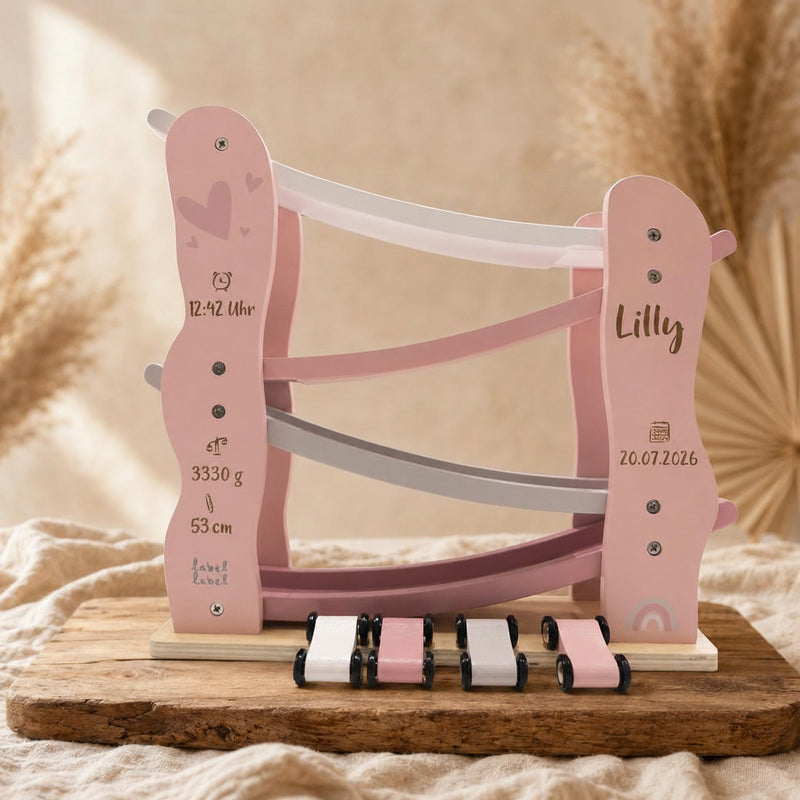 Personalisierte Holz-Rennbahn in Rosa mit vier Autos, Name und Geburtsdaten – individuelles Geschenk zur Geburt.