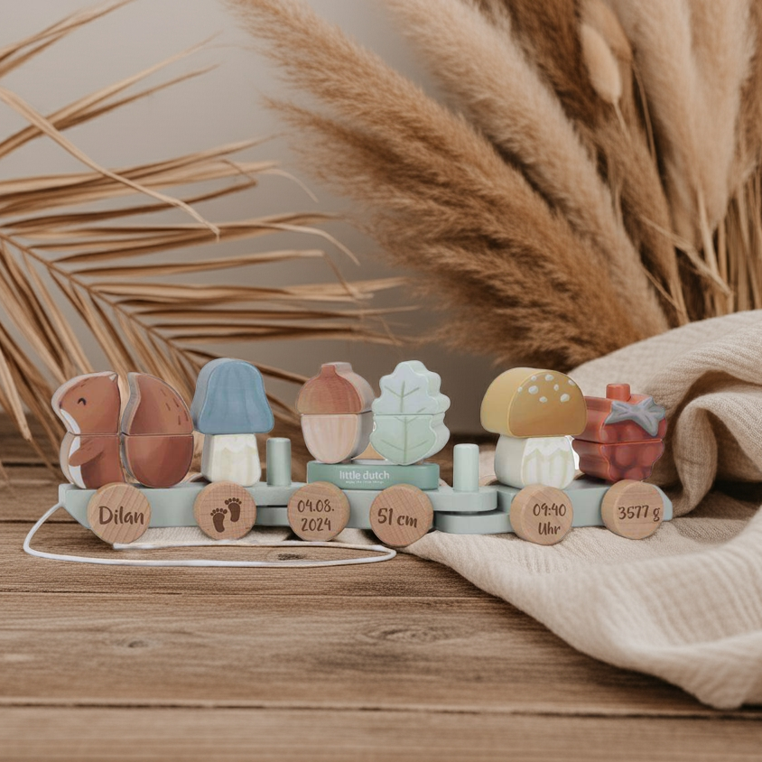 Personalisierter Holz Zug mit gravierten Geburtsdaten im Waldtiere Design mit Eichhörnchen und Pilzen als individuelles Babygeschenk zur Geburt von Schmatzepuffer