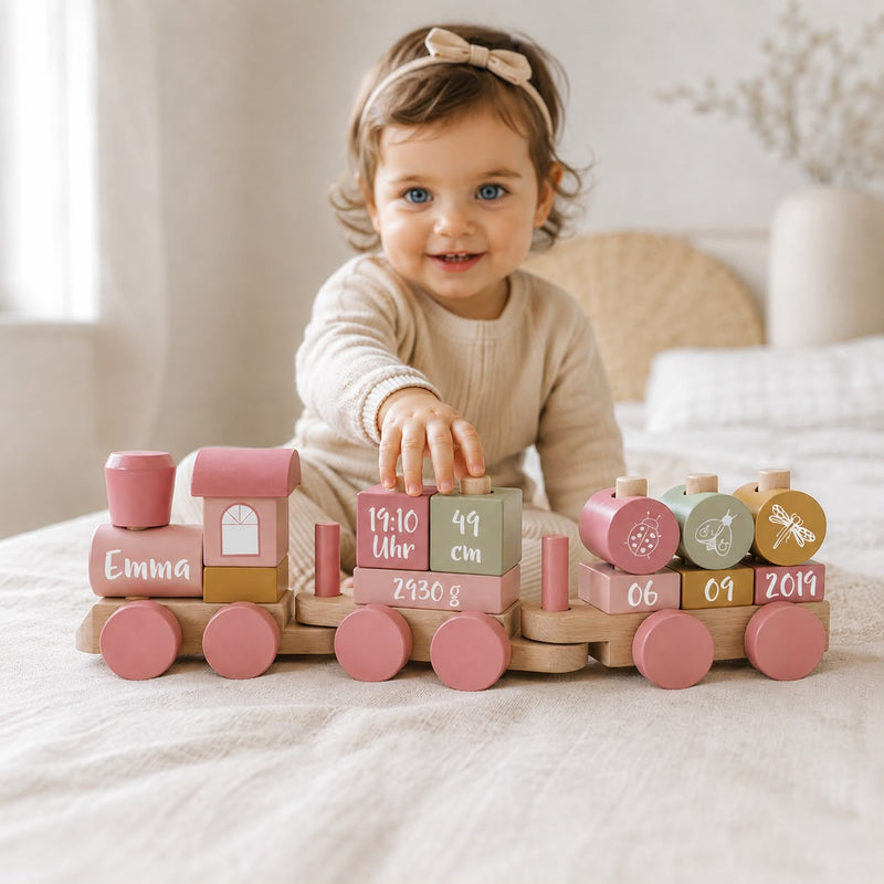 Baby mit personalisiertem Holzzug in Rosa mit Name und Geburtsdaten – individuelles Geschenk zur Geburt