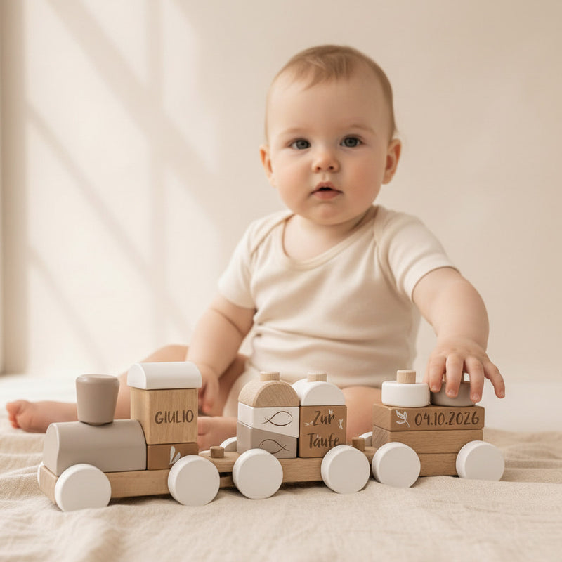 Personalisierter Holzzug mit Baby als Taufgeschenk mit Name Giulio, Schriftzug „Zur Taufe“, christlichen Fischsymbolen und Taufdatum 04.10.2026.