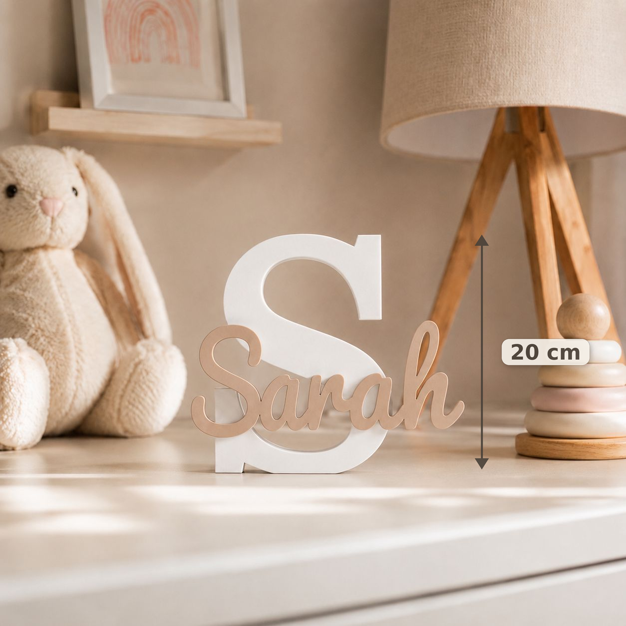 Personalisiertes Namensschild Sarah mit weißem Buchstaben und beigem Namen als Produktdetail mit 20 cm Maßangabe