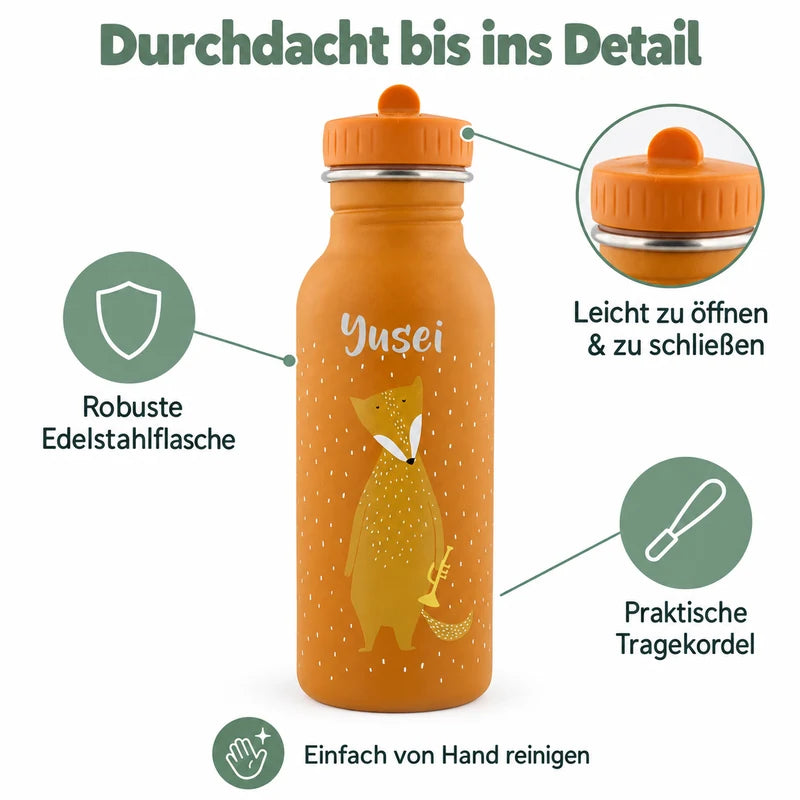 Junge hält im Grünen eine orange Trixie-Trinkflasche mit Fuchsmotiv und dem Namen Yusei, daneben „Für kleine Abenteuer“ sowie „Leicht & stoßfest“, „Auslaufsicher“ und „Für kleine Hände“