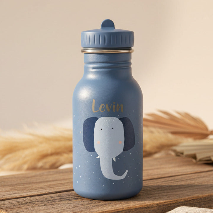 Trixie Trinkflasche 350 ml Frau Elefant – mit Namen auf einer Holzfläche