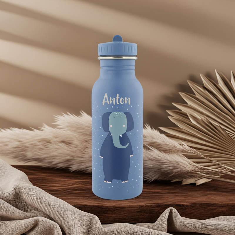Trixie Kinder-Trinkflasche Frau Elefant 500 ml mit Elefantenmotiv und Namen in einer Szene