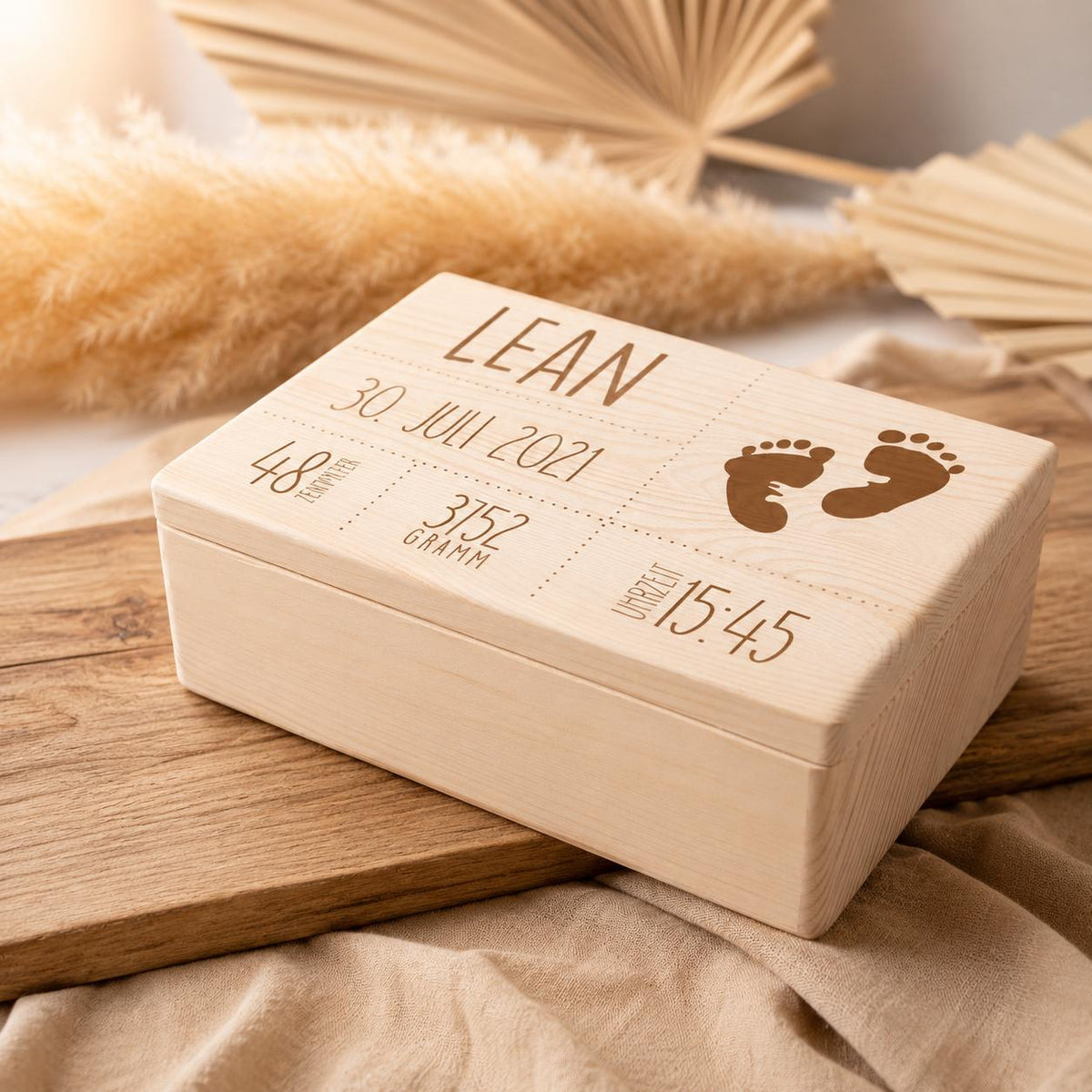 Personalisierte Erinnerungsbox aus Naturholz mit Geburtsdaten im Schmatzepuffer-Shop