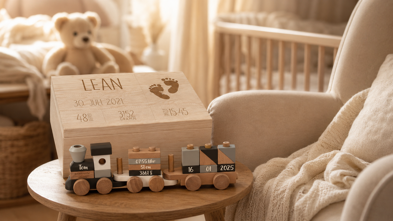 Personalisierter Holzzug und Erinnerungskiste im Babyzimmer als Geschenkideen für den richtigen Zeitpunkt nach der Geburt