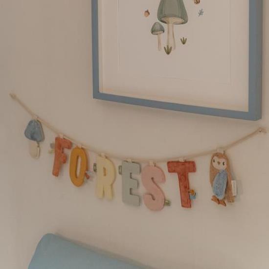 Kinderzimmer Dekoration mit personalisierter Namensgirlande „Forest“ und Tiermotiven an der Wand