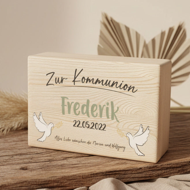 Geschenk zur Kommunion personalisiert Holzkiste mit Name Datum und Taubenmotiv