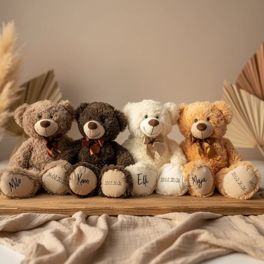 Vier Kuscheltiere für Babys und Kinder in verschiedenen Farben nebeneinander