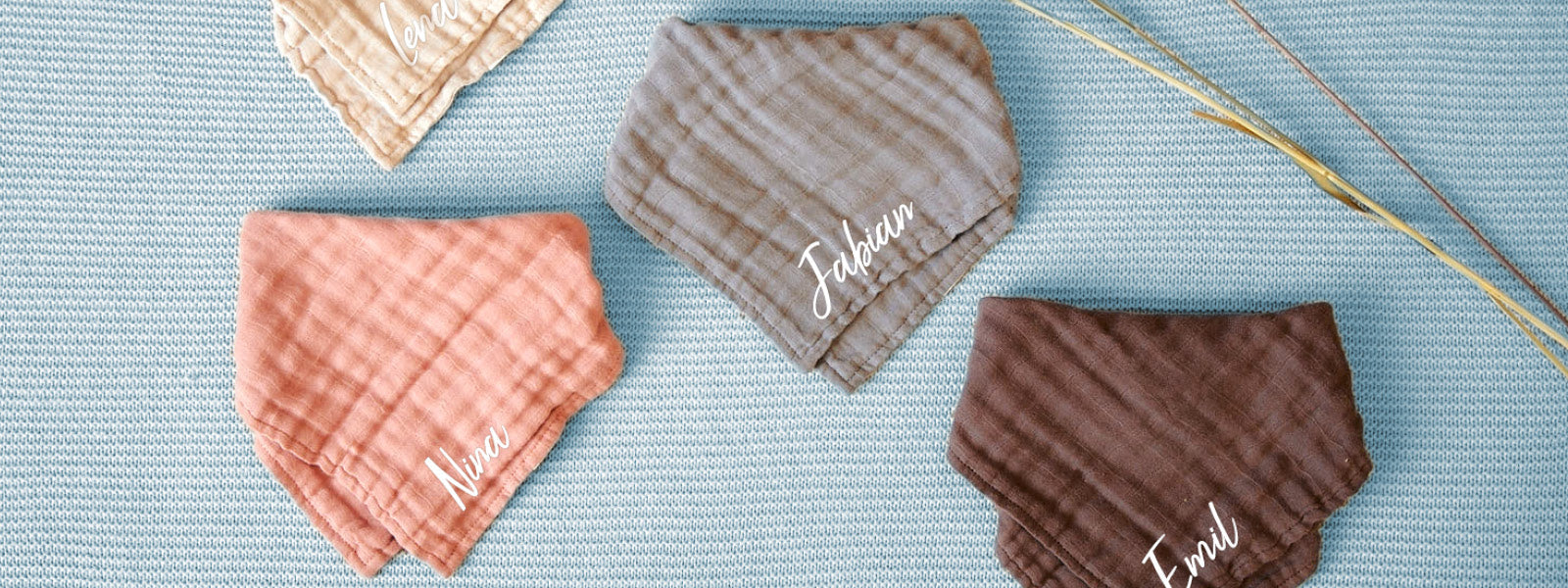 Personalisierte Baby Bandanas mit Namen in verschiedenen Farben – Lätzchen für Babys