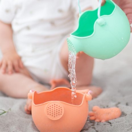 Coral silicone watering can | Scrunch