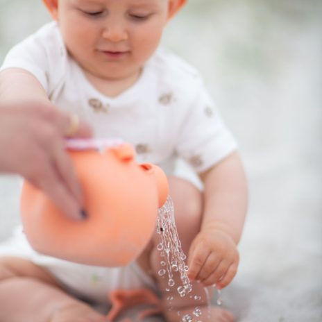 Coral silicone watering can | Scrunch