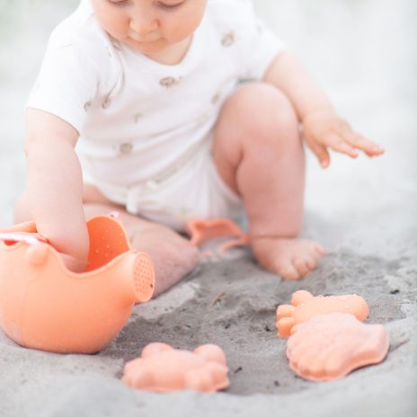 Coral silicone watering can | Scrunch