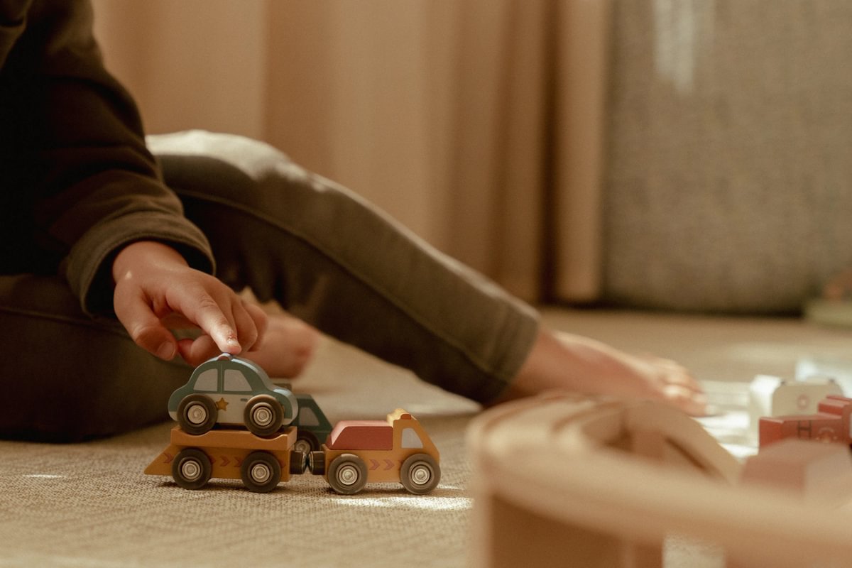 Wooden vehicle set for wooden railway – Fire brigade & Police | Schmatzepuffer