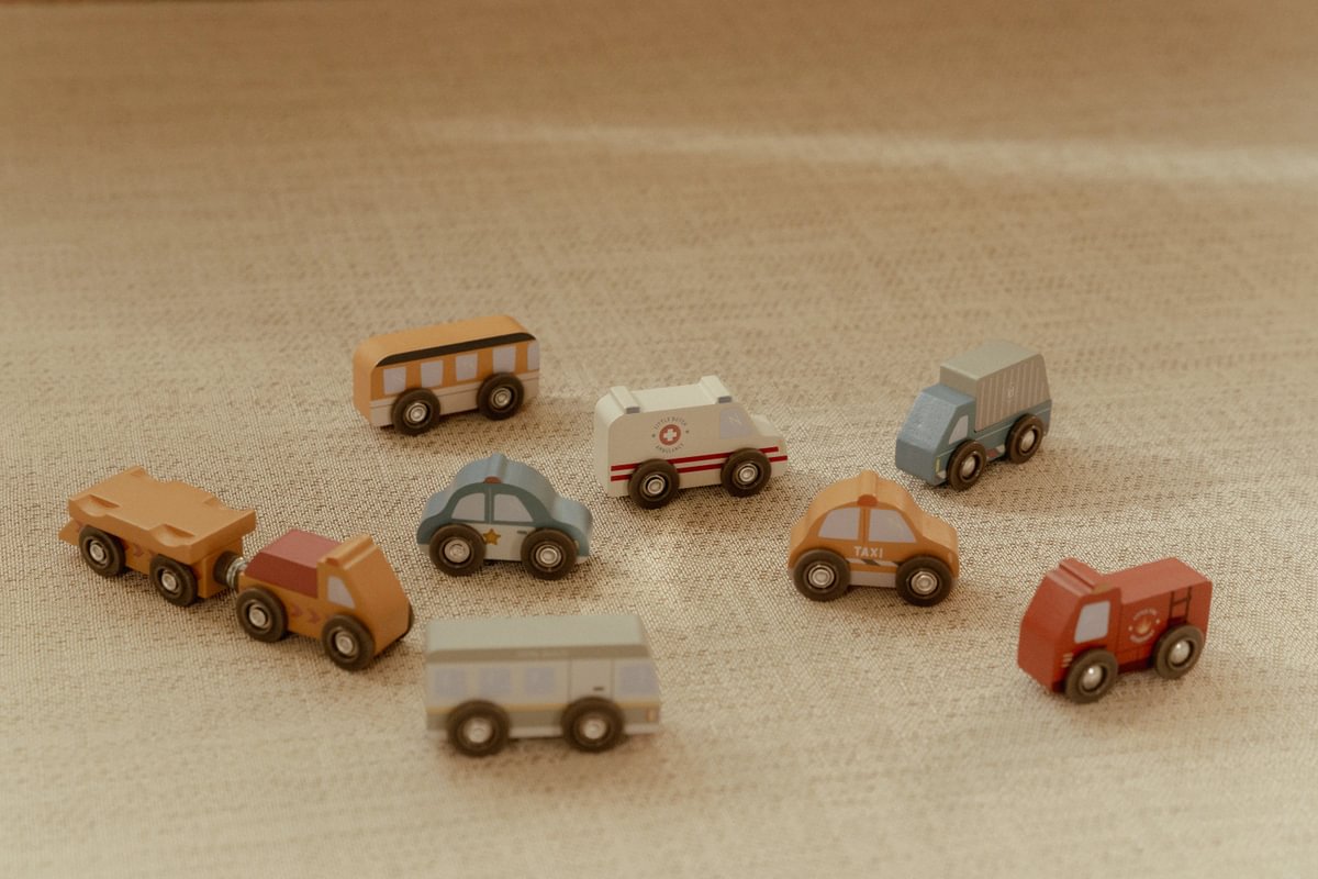 Wooden vehicle set for wooden railway – Fire brigade & Police | Schmatzepuffer