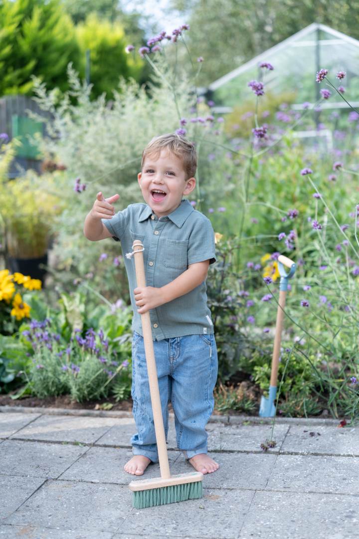 Personalized children's broom, green | Gift by Schmatzepuffer®