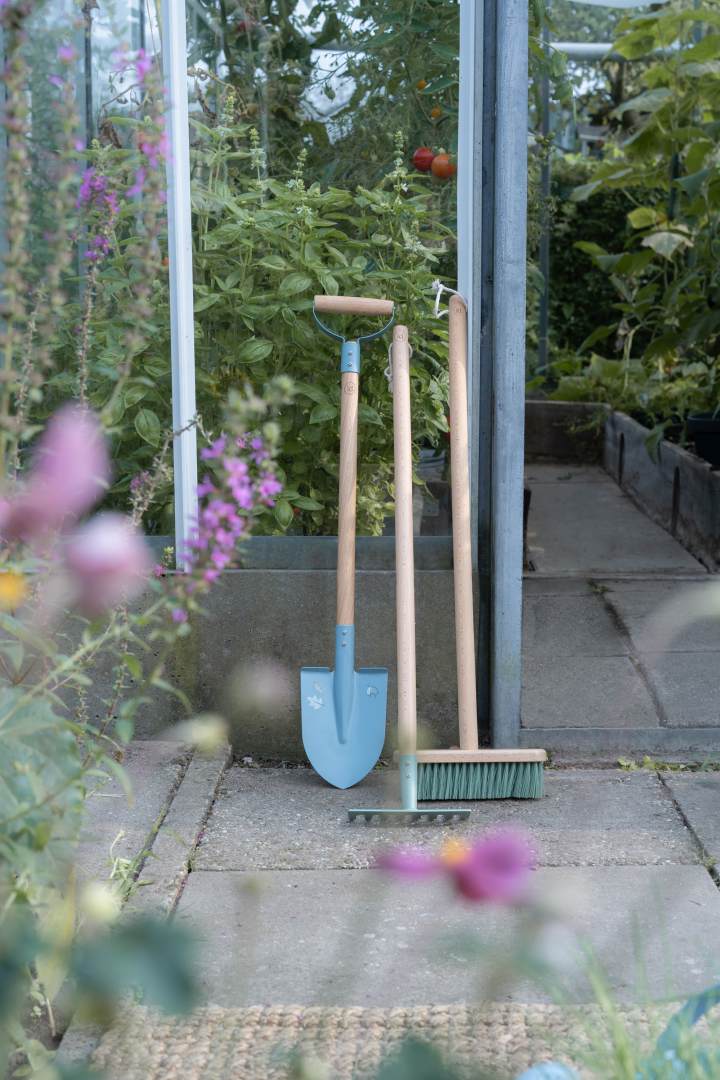 Personalized children's broom, green | Gift by Schmatzepuffer®