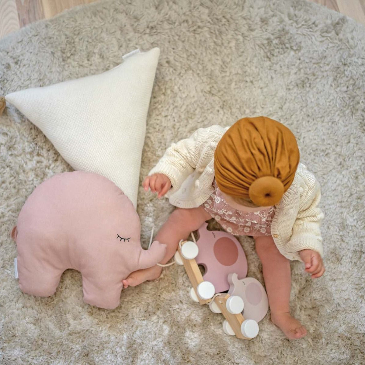 Pull-along wooden elephants, pink | JaBaDaBaDo