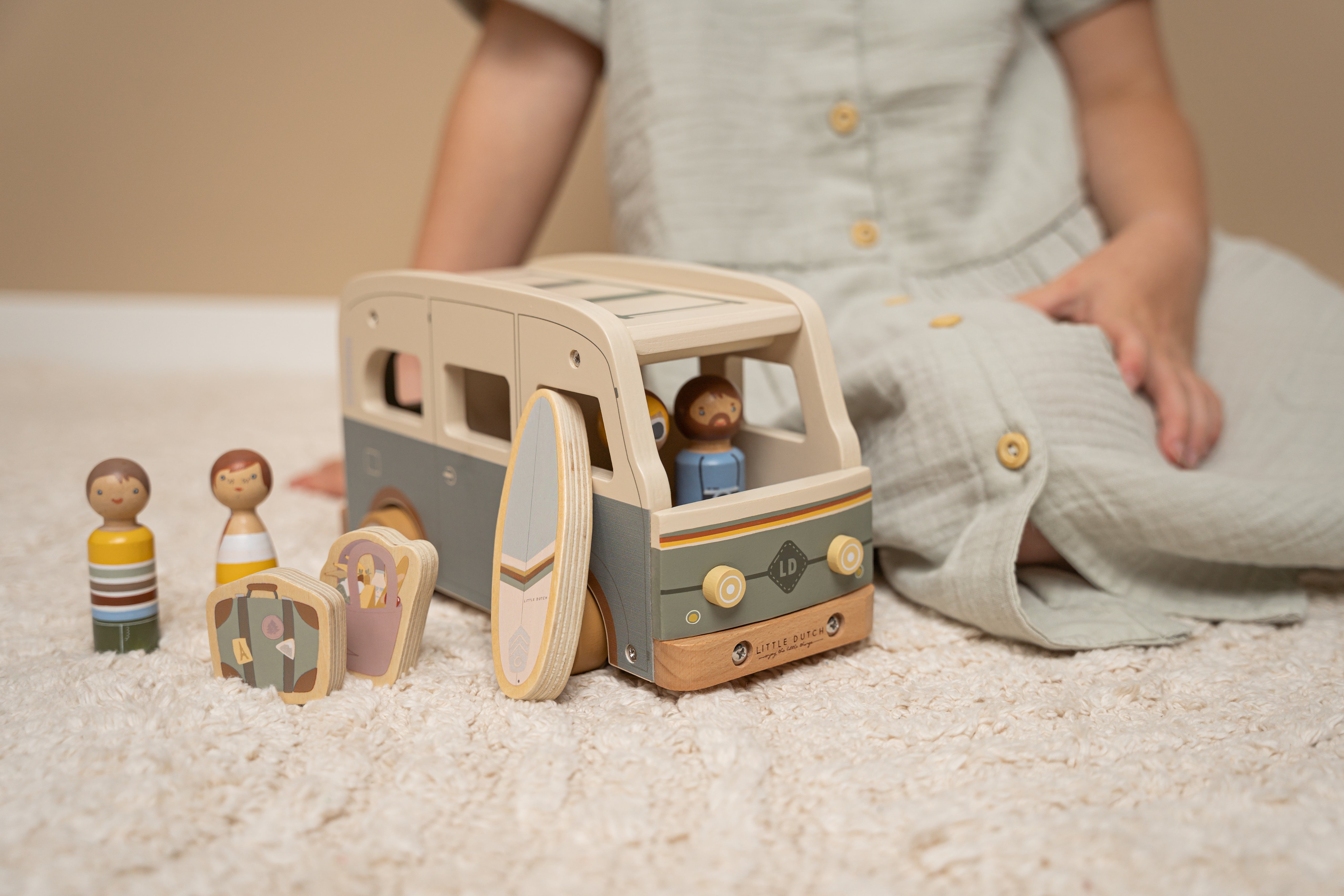 Wohnmobil Retro Camper mit Spielfiguren – Rollenspiel für Kinder