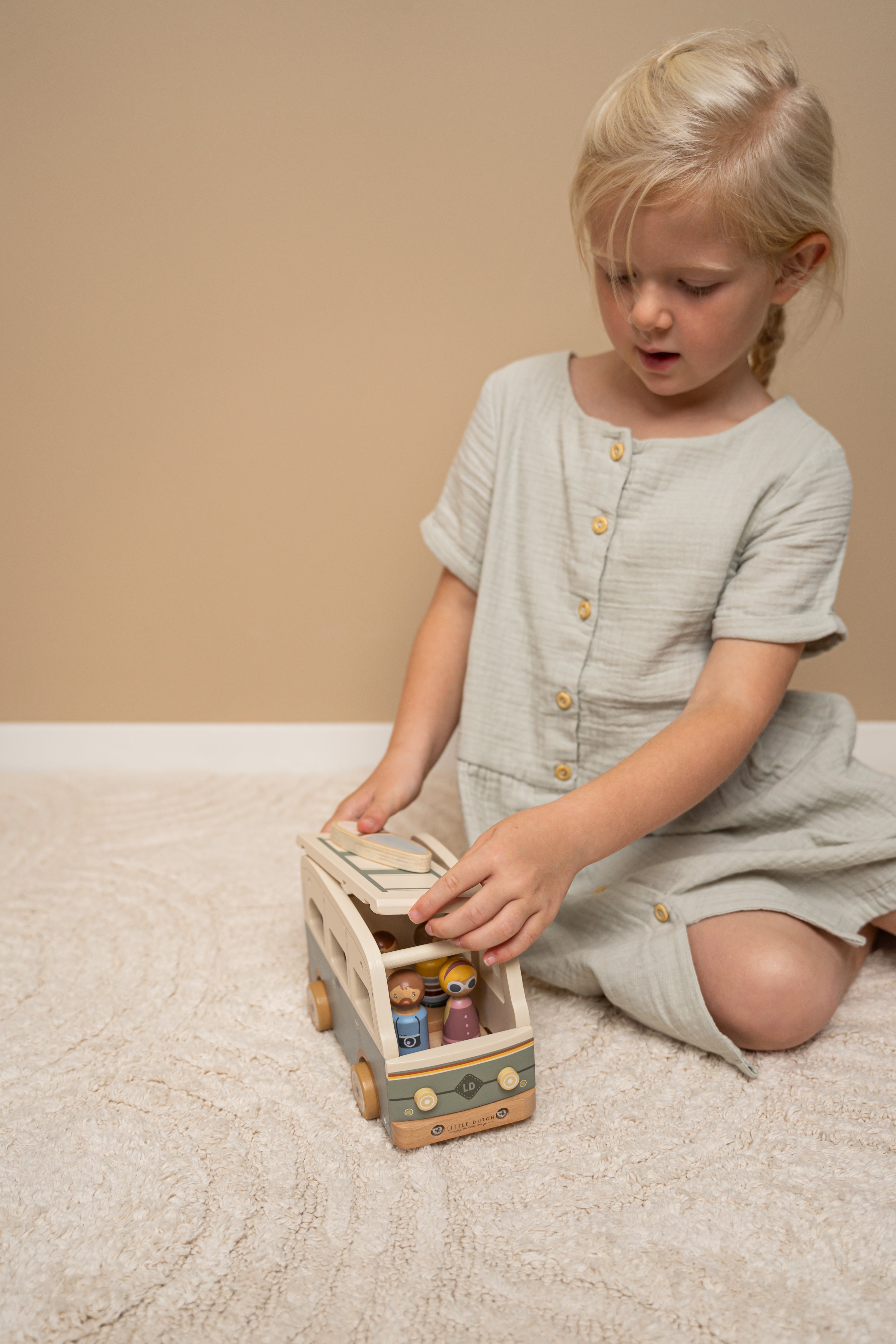 Wohnmobil Retro Camper mit Spielfiguren – Rollenspiel für Kinder