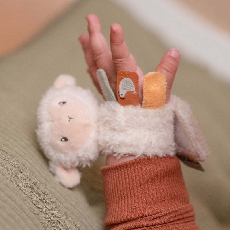 Handgelenkrassel Schaf Little Farm – Babys erstes Greifspielzeug