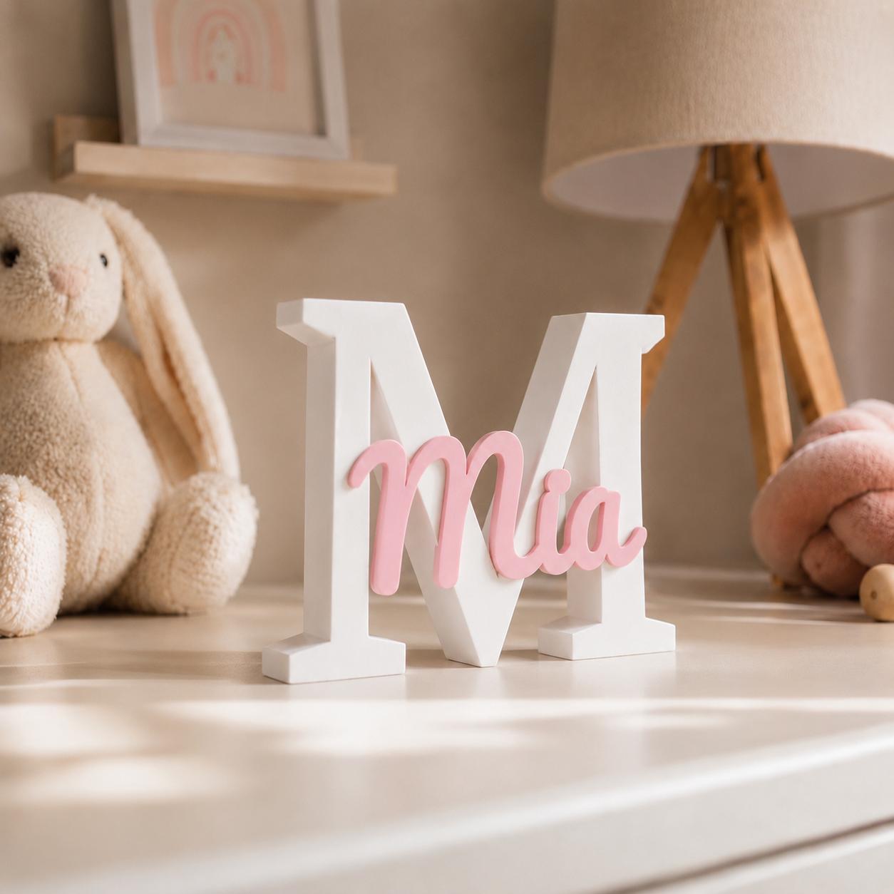 Personalisiertes Namensschild mit weißem Buchstaben & Name in Wunschfarbe