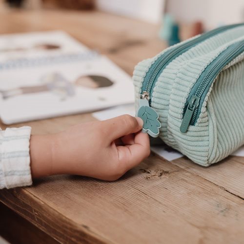 Federmaeppchen mit liebevollem Fuchs Motiv fuer Kindergarten, Schule und kreative Stunden mit ausreichend Platz fuer Stifte und Zubehoer