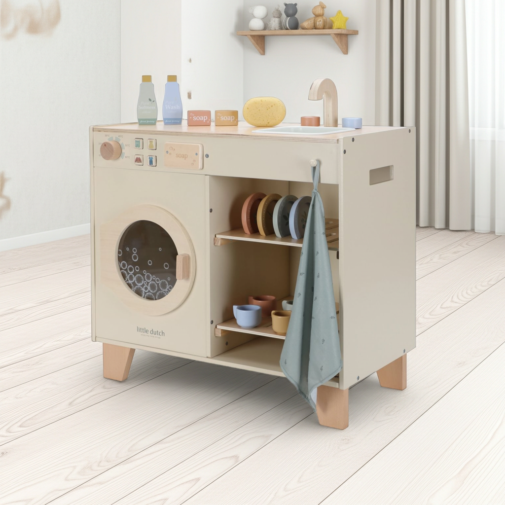 Little Dutch Waschmaschine aus Holz mit Zubehör in einem hellen Spielzimmer