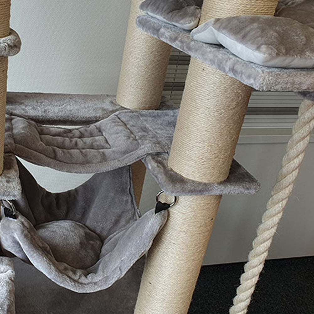 Nobby Kratzbaum Rubi Grau – Original-Detailfoto mit Hängematte und stabilen Sisalstämmen für große Katzen