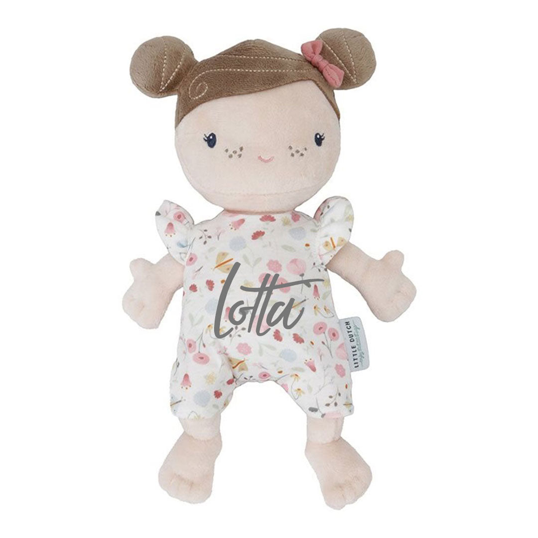 Personalisierte Kuschelpuppe mit Name für Mädchen. Weiche Stoffpuppe als besonderes Geschenk zur Geburt, Taufe, Babyshower oder zum Geburtstag. Individuell bei Schmatzepuffer personalisiert und eine liebevolle Erinnerung für viele Jahre.