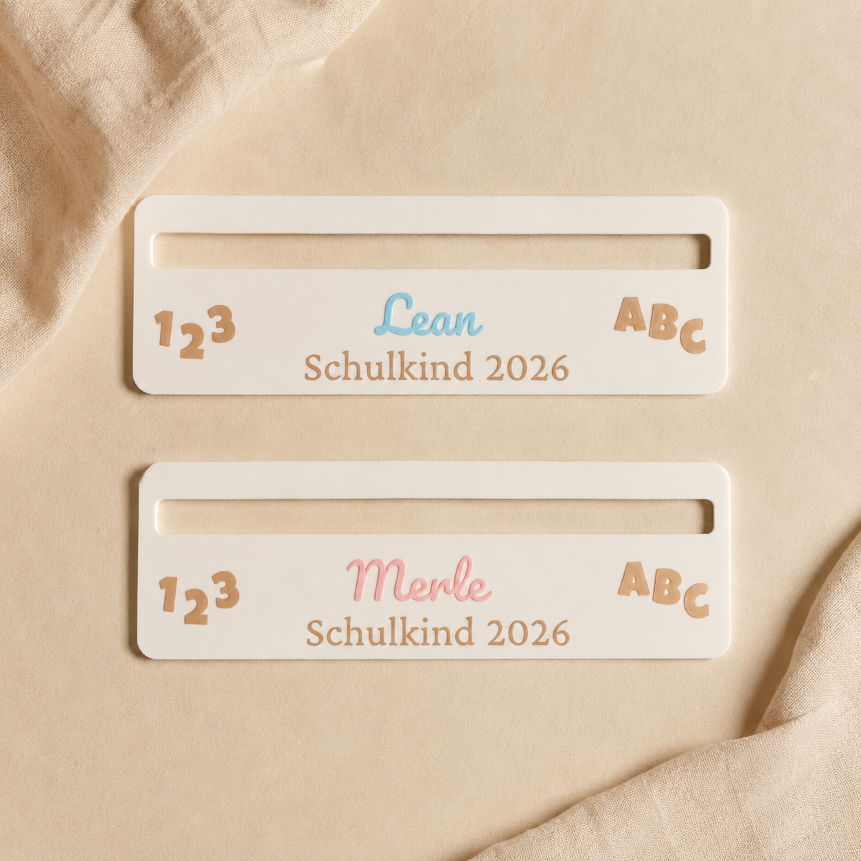 Personalisierte Lesehilfe zur Einschulung in Rosa und Hellblau mit Namen und Schriftzug Schulkind 2026