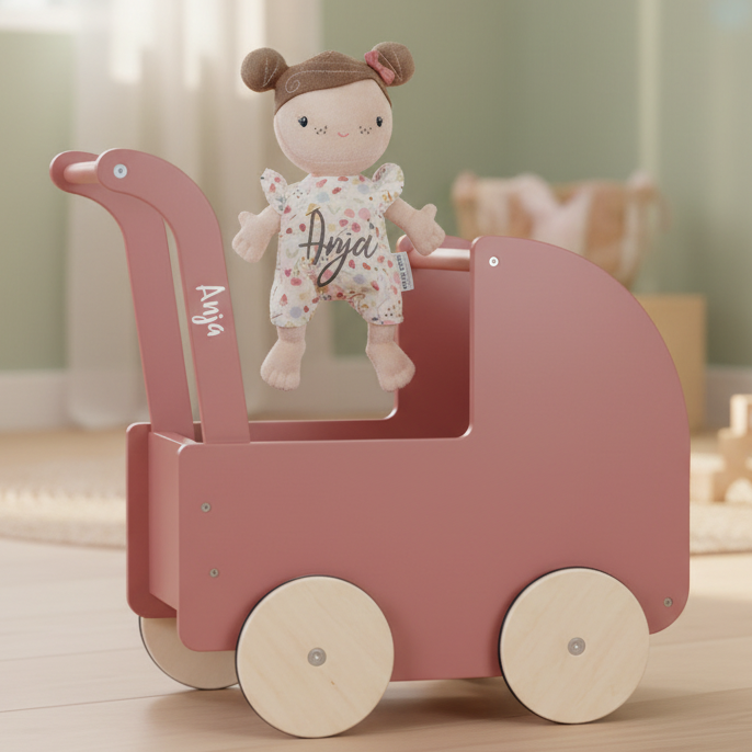 Personalisierter Holz-Puppenwagen mit Name und passender Kuschelpuppe. Hochwertiges Geschenk für Mädchen ab 18 Monaten zur Taufe, zum Geburtstag oder zu Weihnachten. Individuell personalisiert bei Schmatzepuffer und ideal zur Förderung von Fantasie, Motorik und Rollenspielen.