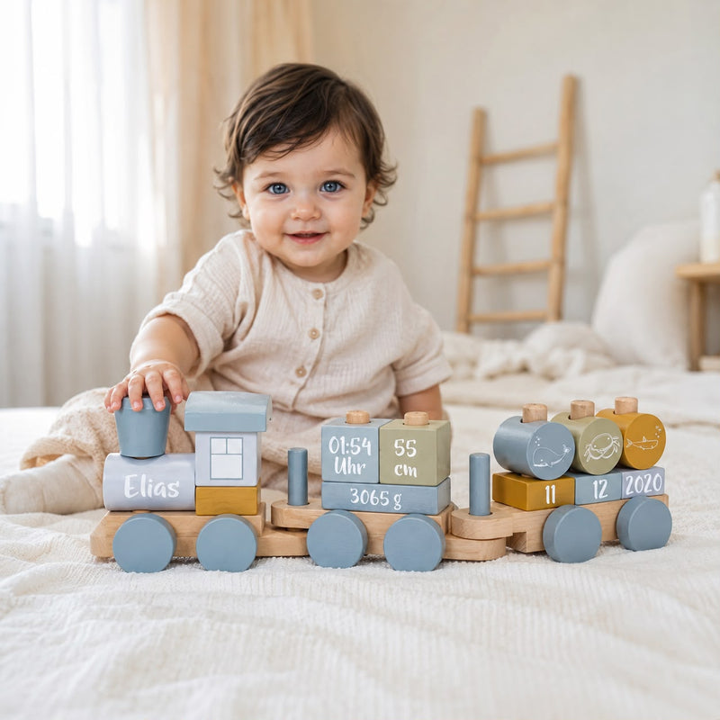 Baby mit personalisiertem Holzzug in Blau mit Name und Geburtsdaten – besonderes personalisiertes Geschenk zur Geburt
