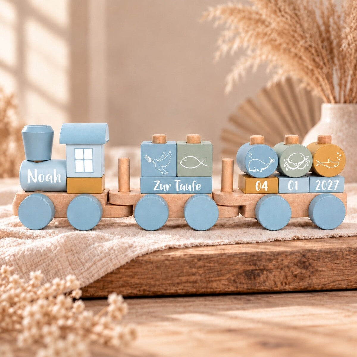 Personalisierter Holzzug zur Taufe in Ocean Blau mit Name und Taufdatum als Druck