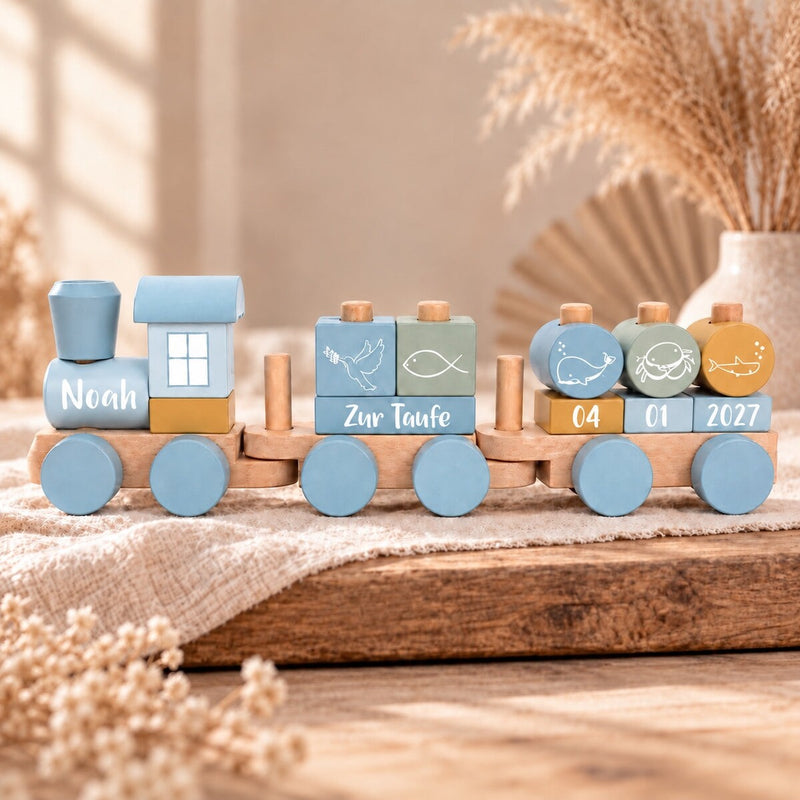 Personalisierter Holzzug zur Taufe in Ocean Blau mit Name und Taufdatum als Druck