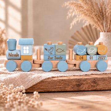 Personalisierter Holzzug zur Taufe in Ocean Blau mit Name und Taufdatum als Lasergravur
