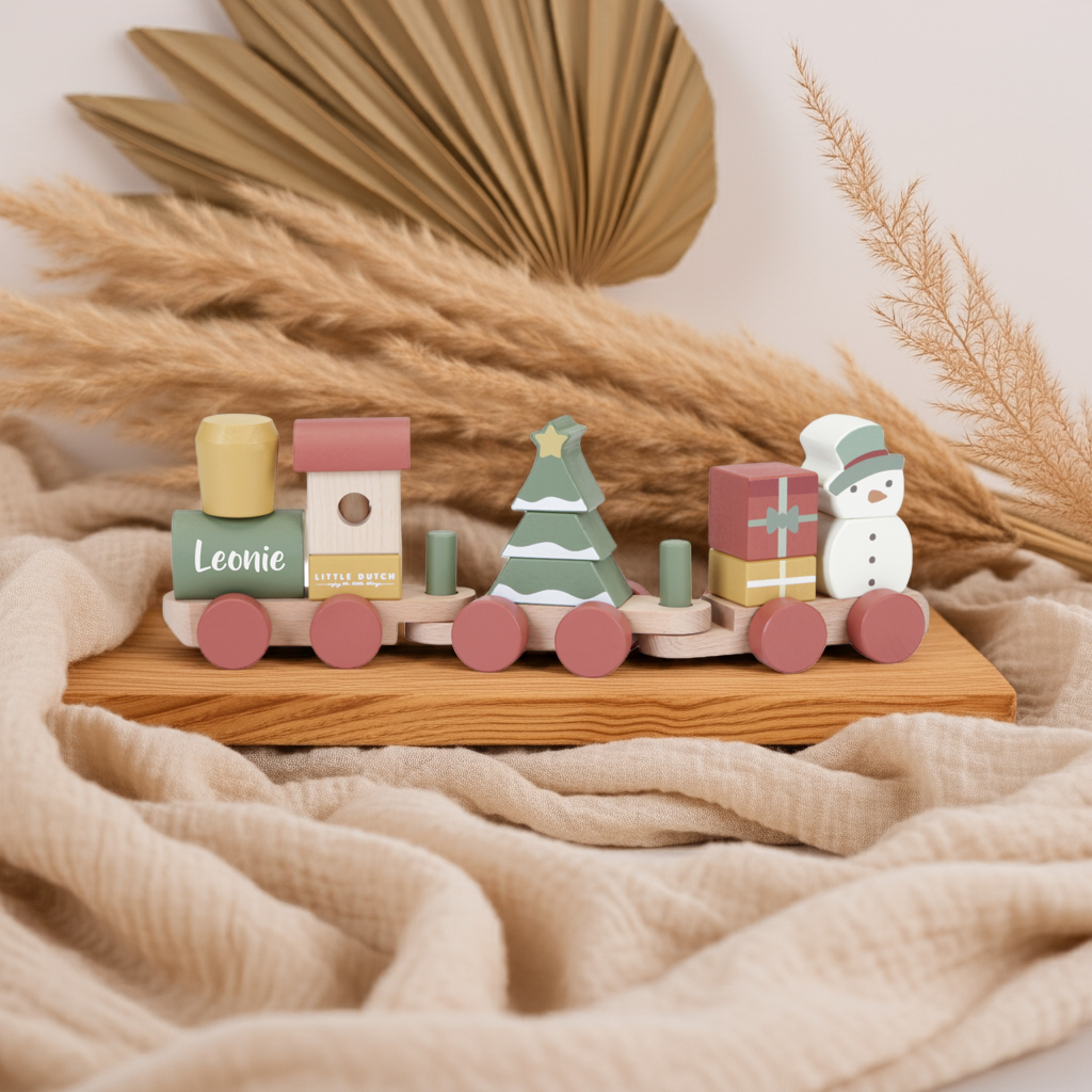Personalisierter Little Dutch Weihnachts-Holzzug mit Name, Tannenbaum, Geschenk und Schneemann