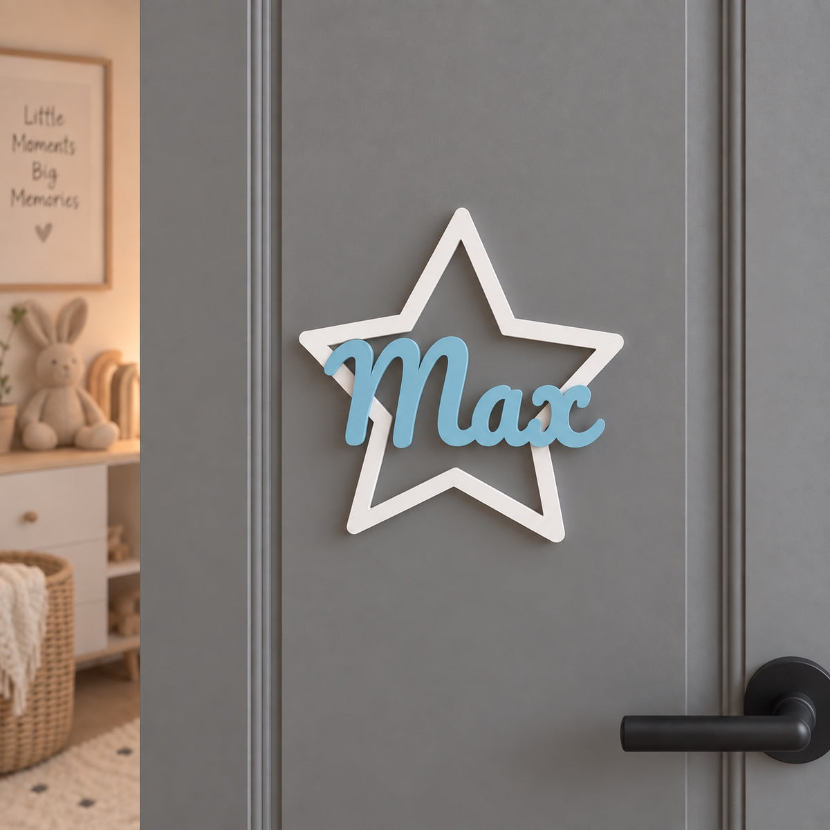 Personalisierter weißer Namensstern mit blauem Namen für die Kinderzimmertür