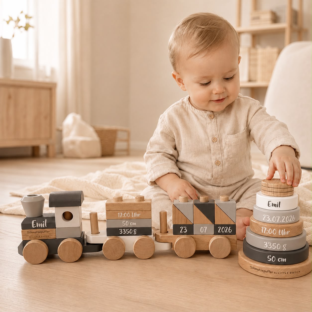Personalisiertes Geschenkset zur Geburt von Schmatzepuffer mit Holzzug und Stapelturm aus Holz, individuell mit Name und Geburtsdaten gestaltet.