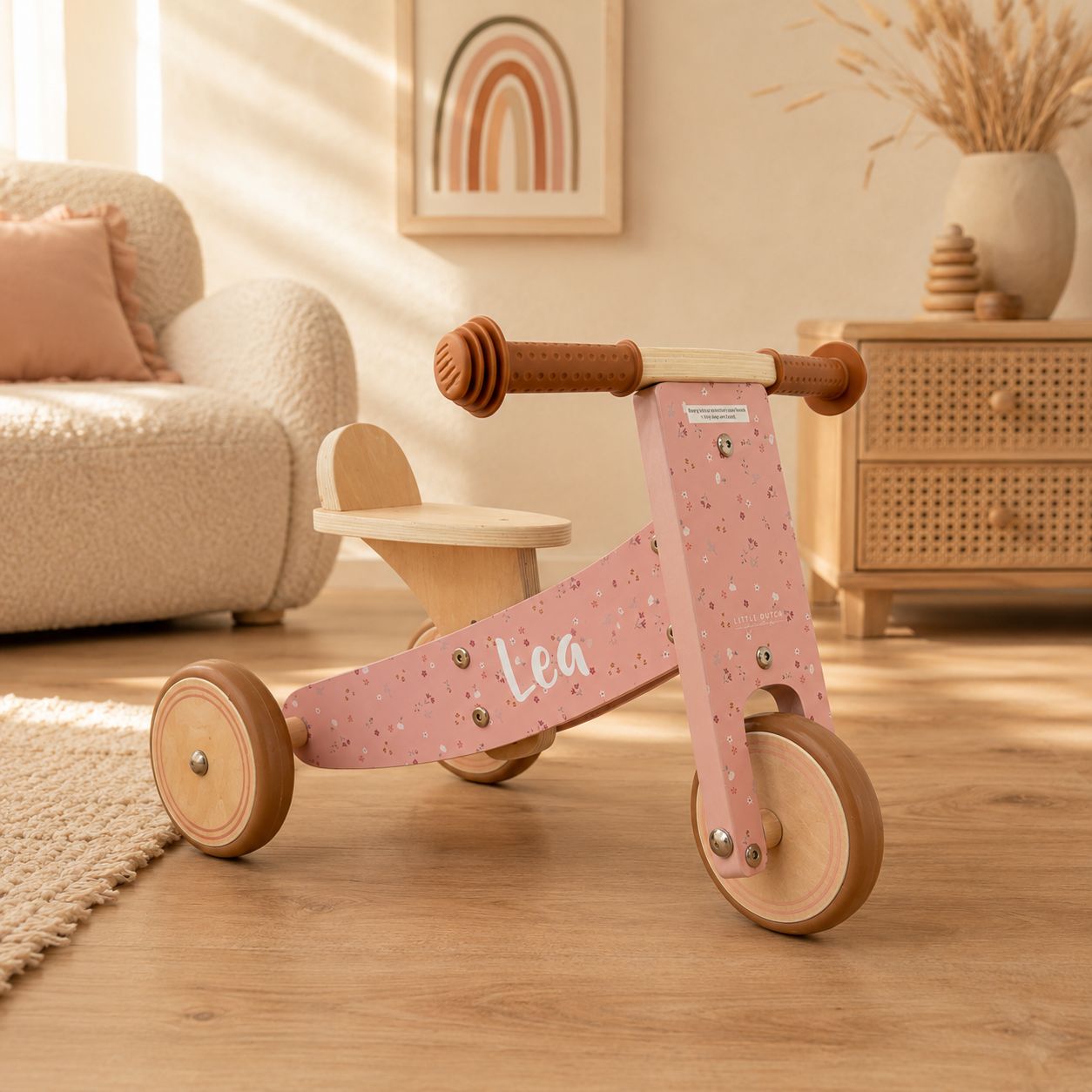 Rosa personalisiertes Holz-Dreirad mit Name Lea als Geschenk für Kleinkinder im modernen Kinderzimmer