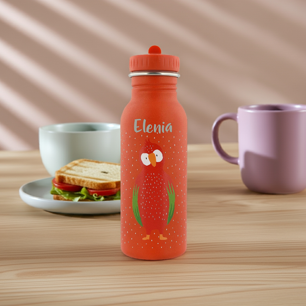Trixie Trinkflasche Herr Papagei 500 ml – mit Namen auf einem gedeckten Tisch