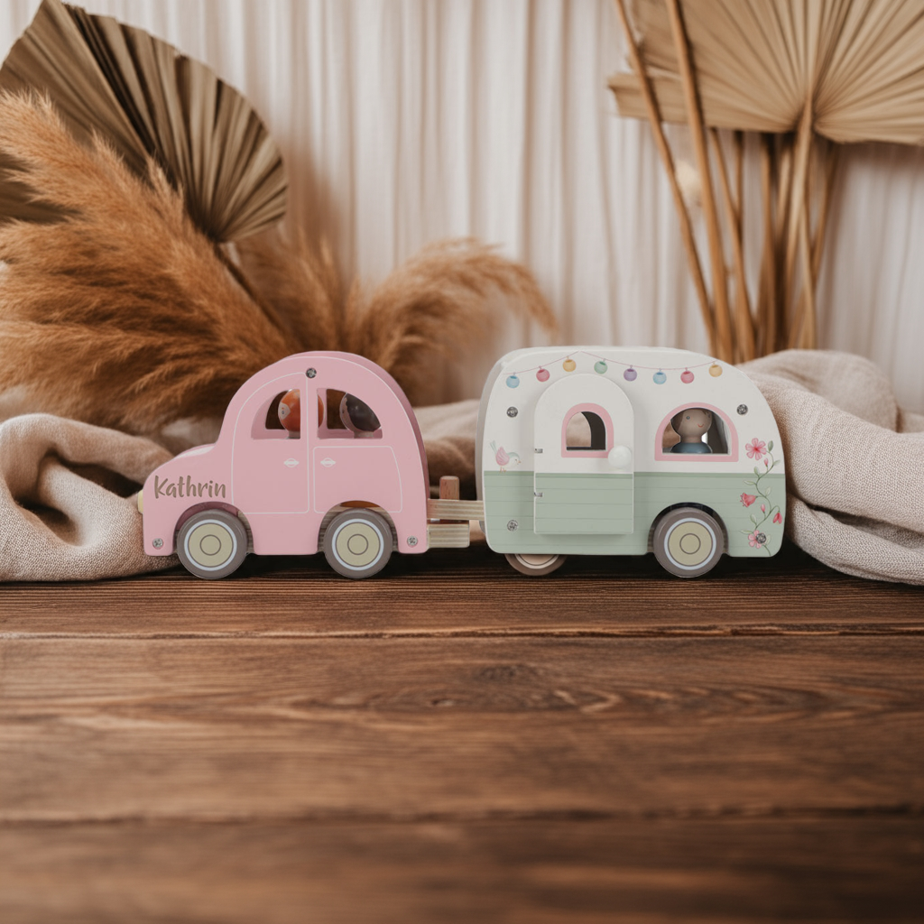 Spielzeugauto mit Wohnwagen – Rollenspielzeug für Kinder