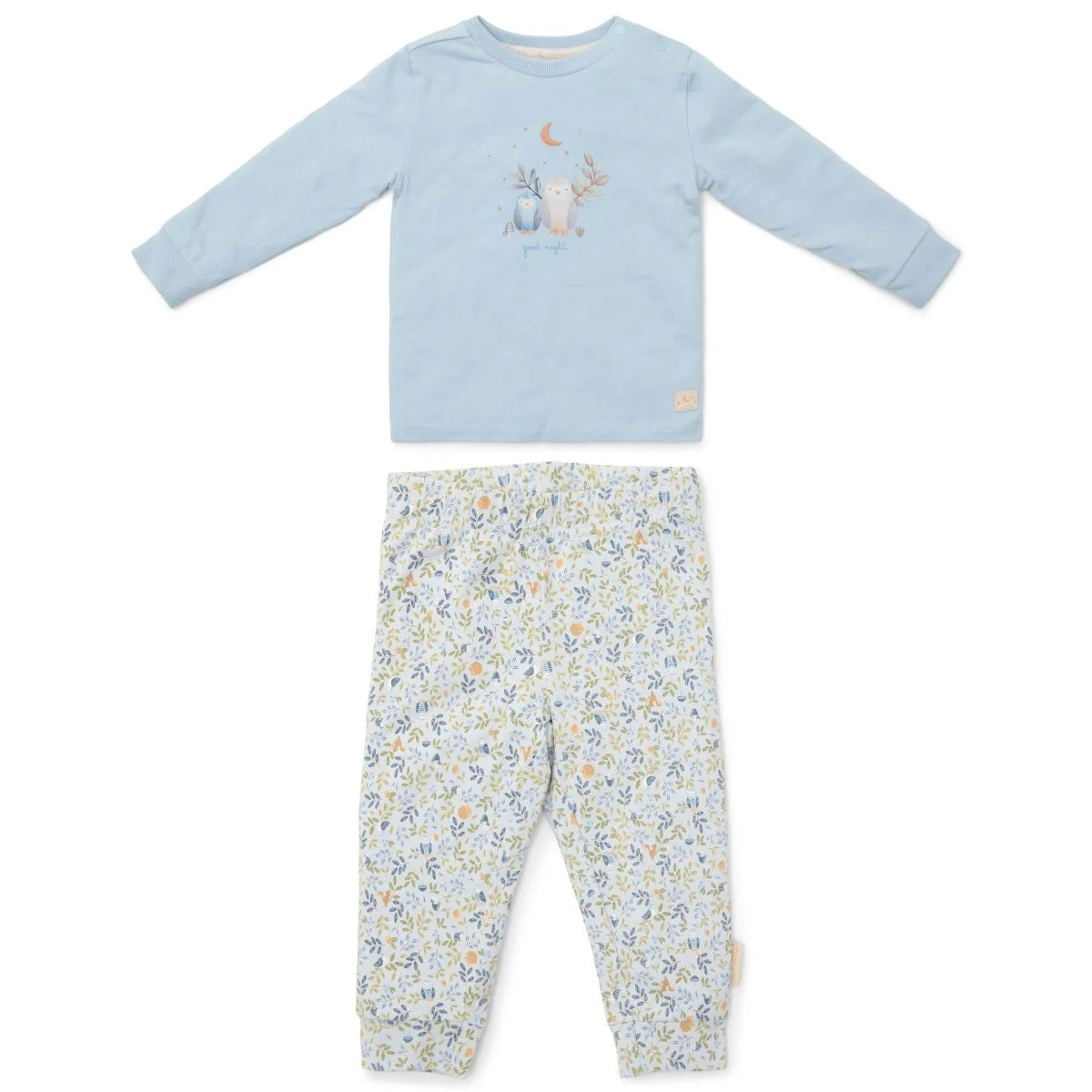 Zweiteiliger Baby-Pyjama Forest Adventure von Little Dutch mit hellblauem Oberteil und Waldprint-Hose